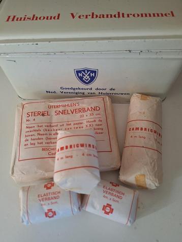 Oude brocante verpakkingen met verband beschikbaar voor biedingen