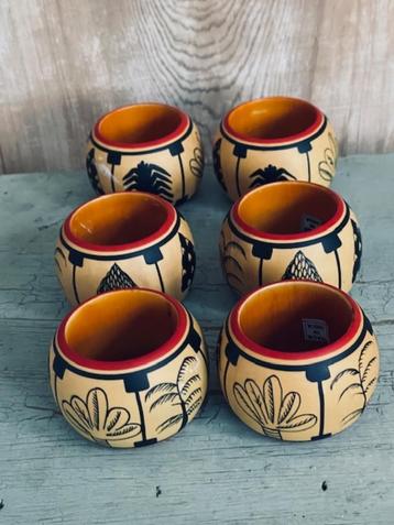 6 houten servetringen. Mooi etnisch motief. Bomen planten beschikbaar voor biedingen