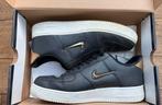 Nike Air Force 1 '07 LV8 Black Gold Zwart Goud maat 44, Zwart, Nike, Ophalen of Verzenden, Sneakers of Gympen