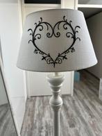 Witte vloerlamp met witte kap In goede staat 1.50 hoog, Huis en Inrichting, Lampen | Vloerlampen, Ophalen, Zo goed als nieuw, 150 tot 200 cm