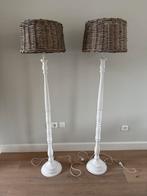 2 Landelijke Vloerlampen met Rieten Kap, Huis en Inrichting, Lampen | Vloerlampen, Ophalen, Gebruikt, Landelijk, 150 tot 200 cm