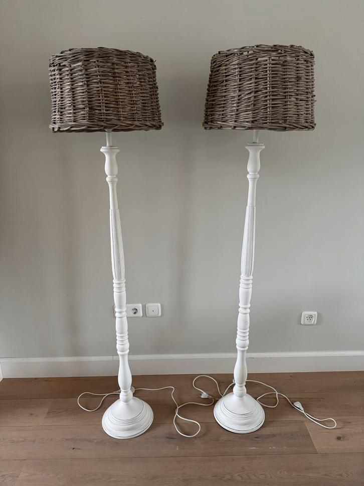 2 Landelijke Vloerlampen met Rieten Kap, Huis en Inrichting, Lampen | Vloerlampen, Gebruikt, 150 tot 200 cm, Hout, Ophalen