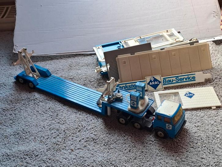 Vintage Aral tankwagen Henschel V 288 oplegger & Tankstellen, Verzamelen, Speelgoed, Gebruikt, Ophalen of Verzenden