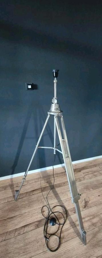 Vloerlamp beschikbaar voor biedingen