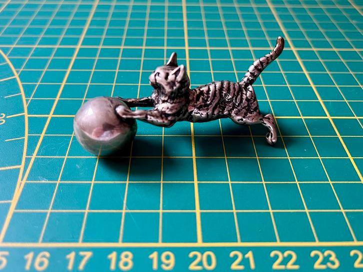 Poes met bal miniatuur van sterling zilver, Antiek en Kunst, Antiek | Goud en Zilver, Zilver, Ophalen of Verzenden