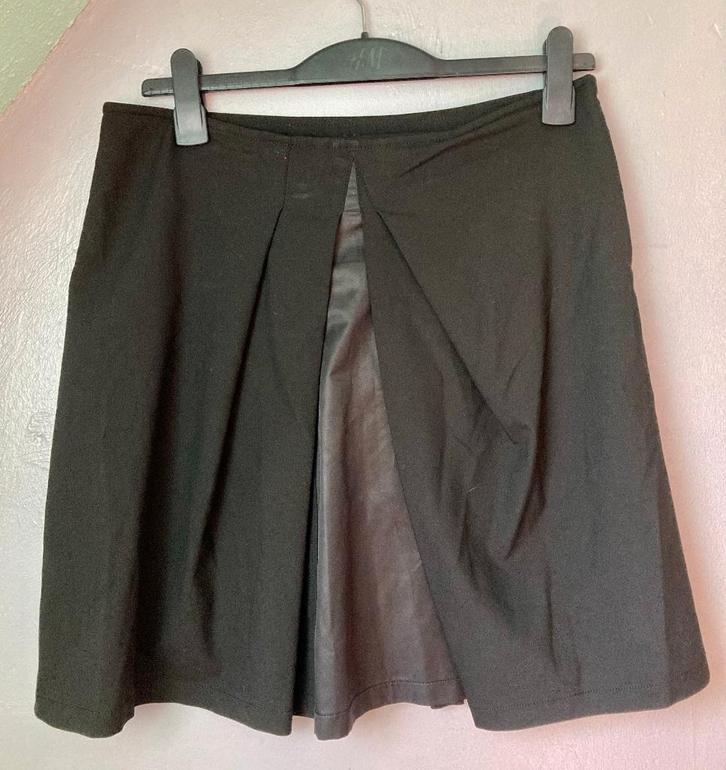 Trendy zwarte rok van het merk Zoi., Kleding | Dames, Rokken, Zo goed als nieuw, Maat 38/40 (M), Zwart, Knielengte, Ophalen of Verzenden