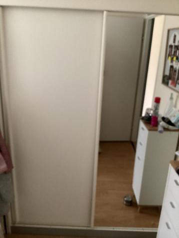 Kledingkast met grote spiegeldeur. beschikbaar voor biedingen