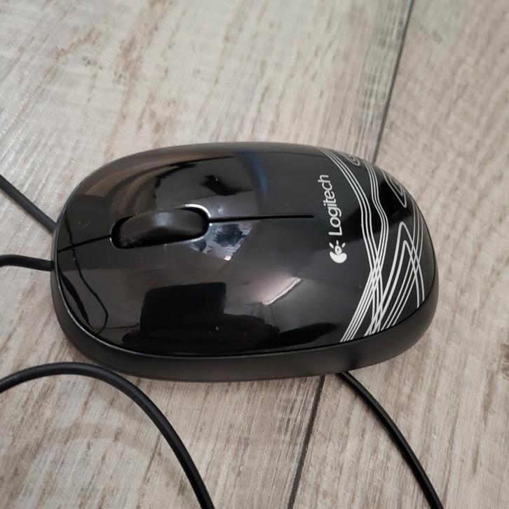 Muis Logitech M105, Computers en Software, Muizen, Zo goed als nieuw, Muis, Linkshandig, Rechtshandig, Bedraad, Ophalen of Verzenden