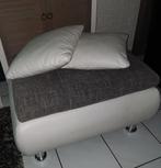 Hocker met 2 witte leren kussens, Huis en Inrichting, Banken | Sofa's en Chaises Longues, Minder dan 150 cm, Eenpersoons, 75 tot 100 cm