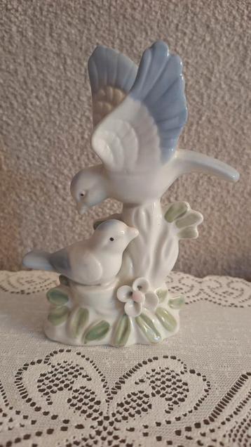Prachtig vintage porseleinen beeldje met twee vogels beschikbaar voor biedingen