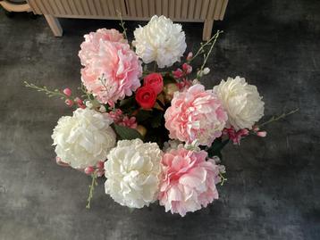Kunstbloemen  in gebakken  vaas  met losse  vaas  oud  roze beschikbaar voor biedingen