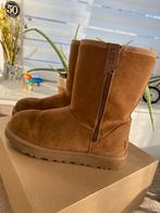 UGG w Classic short bailey zip maat 39, Ophalen of Verzenden, Hoge laarzen, Bruin, Zo goed als nieuw