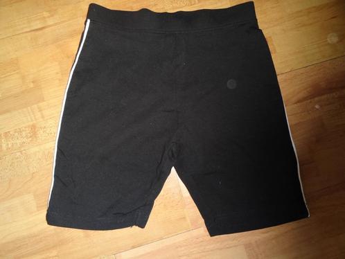 sportbroekje met witte bies mt 152, Kinderen en Baby's, Kinderkleding | Maat 152, Zo goed als nieuw, Meisje, Broek, Ophalen of Verzenden