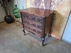 Antieke houten ladekast, commode met drie lades en sierlijke, Ophalen of Verzenden