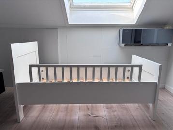 Peuterbed stevig wit 150x75 met lattenbodem en bedrek beschikbaar voor biedingen