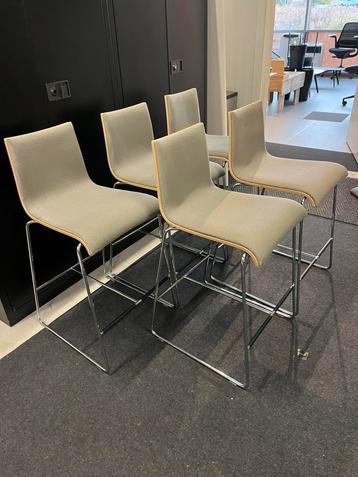 5 barkrukken houten rug met beklede zitting beschikbaar voor biedingen