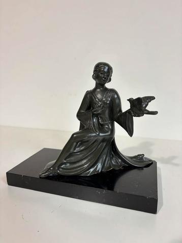 Art Deco beeldje van vrouw met vogels beschikbaar voor biedingen