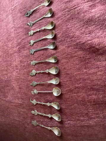 12 Zilverkleurige Lepels met Stadswapens beschikbaar voor biedingen