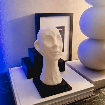 Leuk creme licht beige ornament gezicht hoofd op voet  beschikbaar voor biedingen