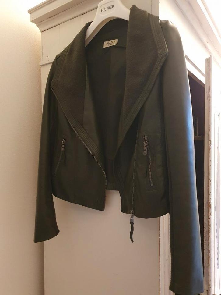 Kort jasje Softy, mosgroen kunstleer met gebreide inzetten, Kleding | Dames, Jasjes, Kostuums en Pakken, Gedragen, Maat 38/40 (M)