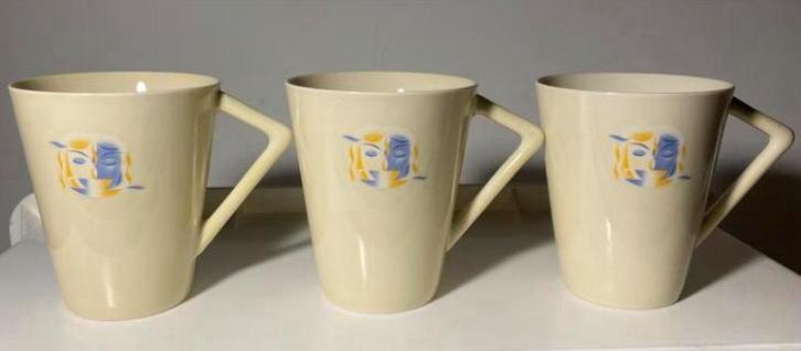 3 Mokken met driehoekig oor van Friesche Vlag. Hoogte 9 cm., Huis en Inrichting, Keuken | Servies, Zo goed als nieuw, Kop(pen) en/of Schotel(s)