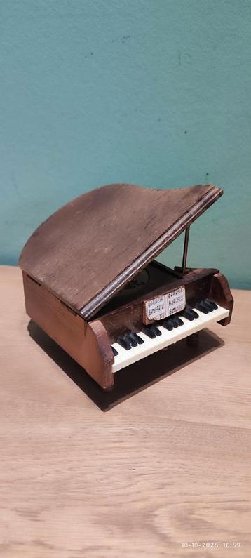 Vintage Houten Vleugel (piano) met Onderzetters beschikbaar voor biedingen
