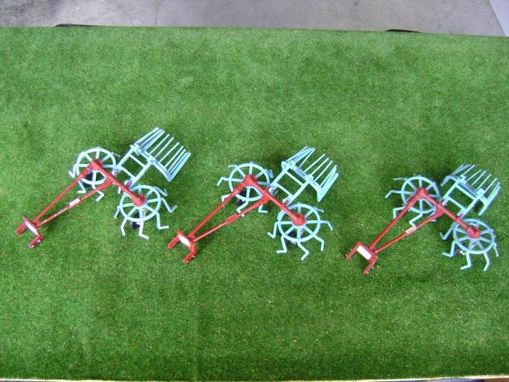 Lely Gemini schudder/hark van Britains nr. 9541, Hobby en Vrije tijd, Modelauto's | 1:32, Zo goed als nieuw, Tractor of Landbouw