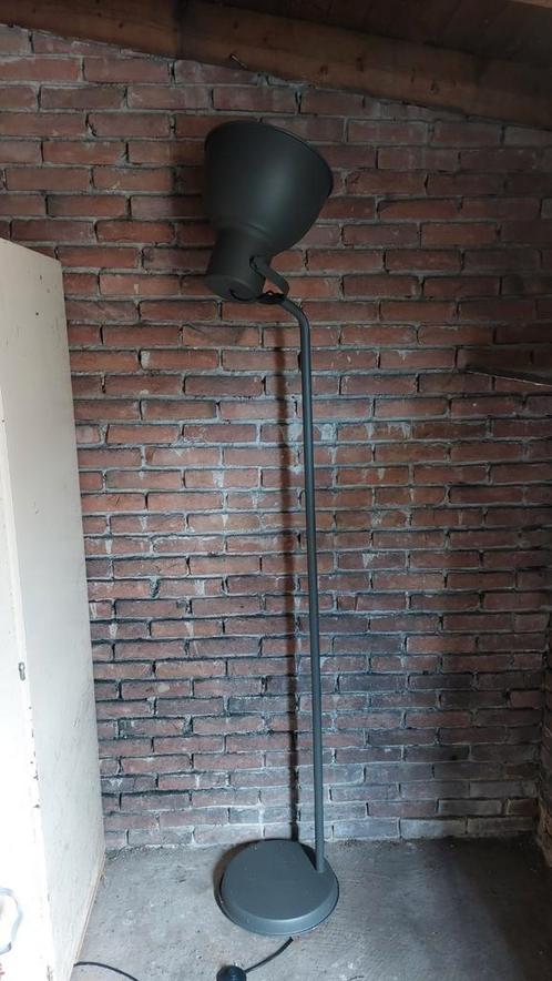 IKEA HEKTAR staande lamp – industrieel design, donkergrijs, Huis en Inrichting, Lampen | Vloerlampen, Zo goed als nieuw, 150 tot 200 cm