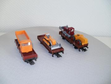 3x Marklin Ho platte bakwagon met div.bouwwerktuigen. beschikbaar voor biedingen