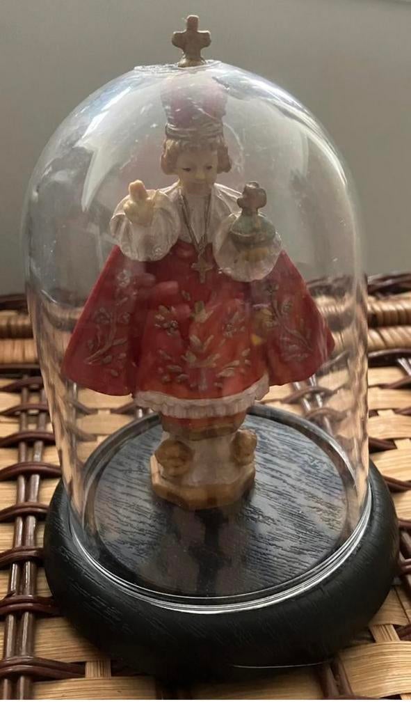 Heilig kindje van Praag in kunststof stolpje, Antiek en Kunst, Antiek | Religie, Ophalen of Verzenden