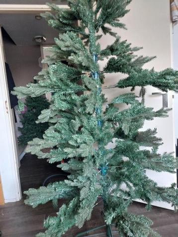 2 stuks kerstbomen kunst beschikbaar voor biedingen