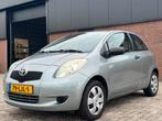 Toyota Yaris 1.0 12V Vvt-i 3DR Terra 2008 Grijs, Auto's, Voorwielaandrijving, Stof, 750 kg, 525 kg