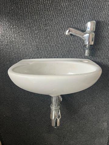 Toiletfonteintje met kraan + chroom syfon beschikbaar voor biedingen