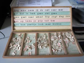 Vintage letterdoos of leesplankje  Werd gebruikt om kinderen beschikbaar voor biedingen