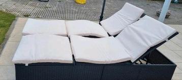 2 persoons ligbed met kussens. beschikbaar voor biedingen