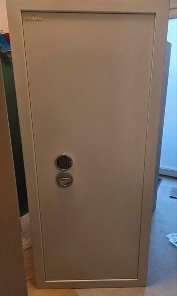 Zware ruime Gecertificeerde wapenkluis met codeslot  beschikbaar voor biedingen