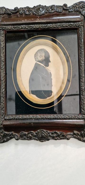 Silhouette portret man beschikbaar voor biedingen