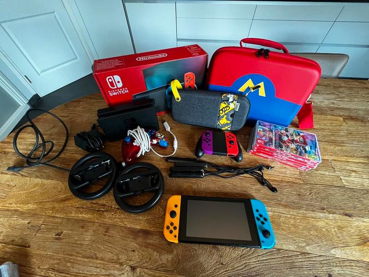 Complete set Nintendo Switch Neon + 5 spellen, Spelcomputers en Games, Spelcomputers | Nintendo Switch, Zo goed als nieuw, Switch Original