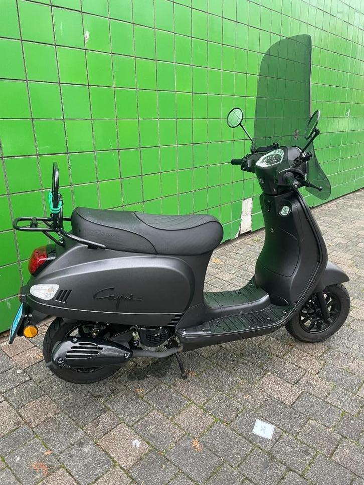 Santini Capri (1600 KM ZGAN) btc riva, agm vx50, Fietsen en Brommers, Scooters | Overige merken, Zo goed als nieuw, Maximaal 25 km/u