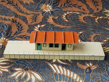 Mooi oud treinstation van Hornby Dublo uit Engeland 29 cm. beschikbaar voor biedingen