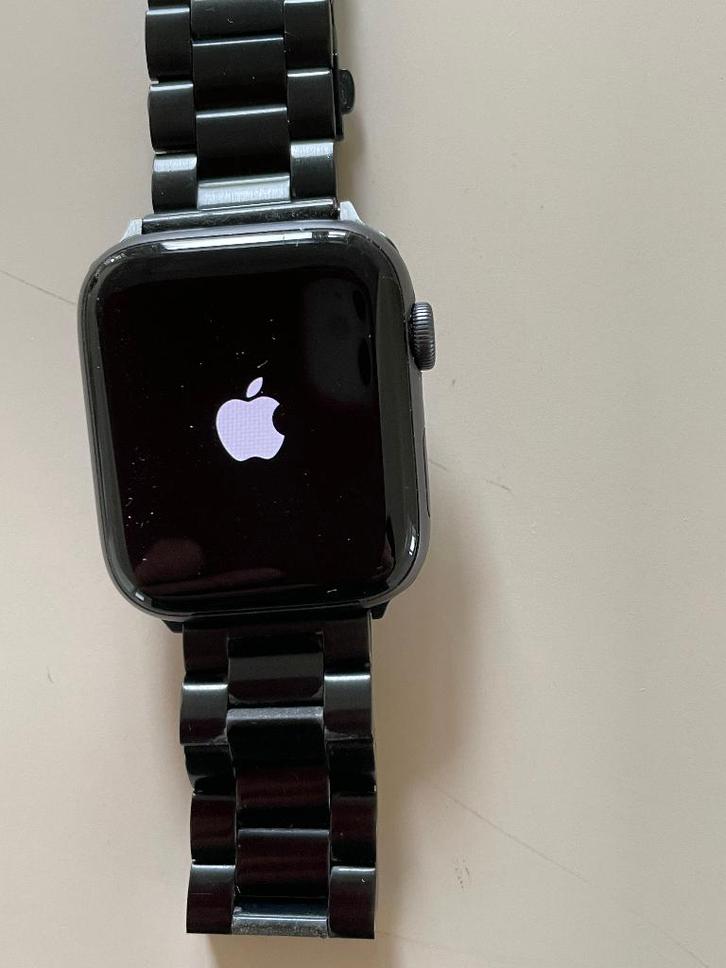 Apple Watch SE 9.1- verwisselbare band- oplader - Als Nieuw!, Sieraden, Tassen en Uiterlijk, Smartwatches, Zo goed als nieuw, iOS