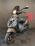 PIAGGIO ZIP 4T 3V BROM 2020 PORSCHE AGAAT GRIJS FULL OPTION, Fietsen en Brommers, Scooters | Piaggio, Ophalen, Maximaal 45 km/u