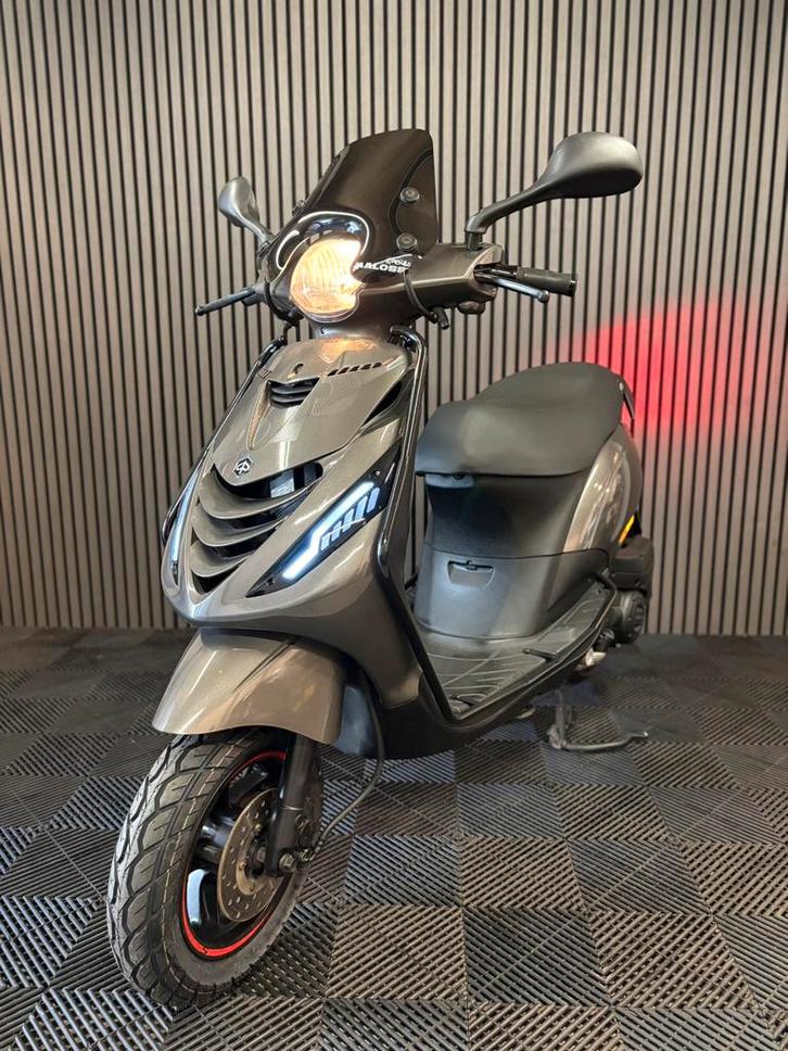 PIAGGIO ZIP 4T 3V BROM 2020 PORSCHE AGAAT GRIJS FULL OPTION, Fietsen en Brommers, Scooters | Piaggio, Zo goed als nieuw, Zip, Maximaal 45 km/u