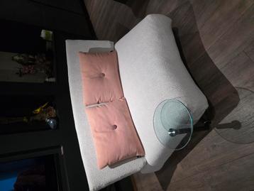 Design bankje met gekoppeld glazen tafeltje  beschikbaar voor biedingen