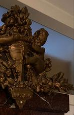 Antieke wandspiegel met putti en marmerimitatie lijst, Antiek en Kunst, Ophalen of Verzenden, Rechthoekig
