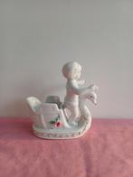 Porseleinen beeldje jongen op zwanenslee, Ophalen of Verzenden, Gebruikt, Mens