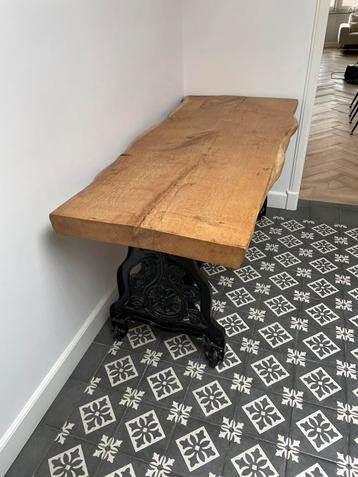 unieke Tafel met gietijzer frame en eiken blad beschikbaar voor biedingen