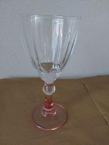 Mooi wijnglas met roze poot beschikbaar voor biedingen