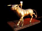 Bull - stier, koperen lamp op marmerblad., Ophalen