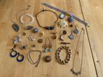 27 Vintage sieraden Ketting armband ring oorbel broche, goud, Ophalen of Verzenden, Zo goed als nieuw, Blauw, Met strass